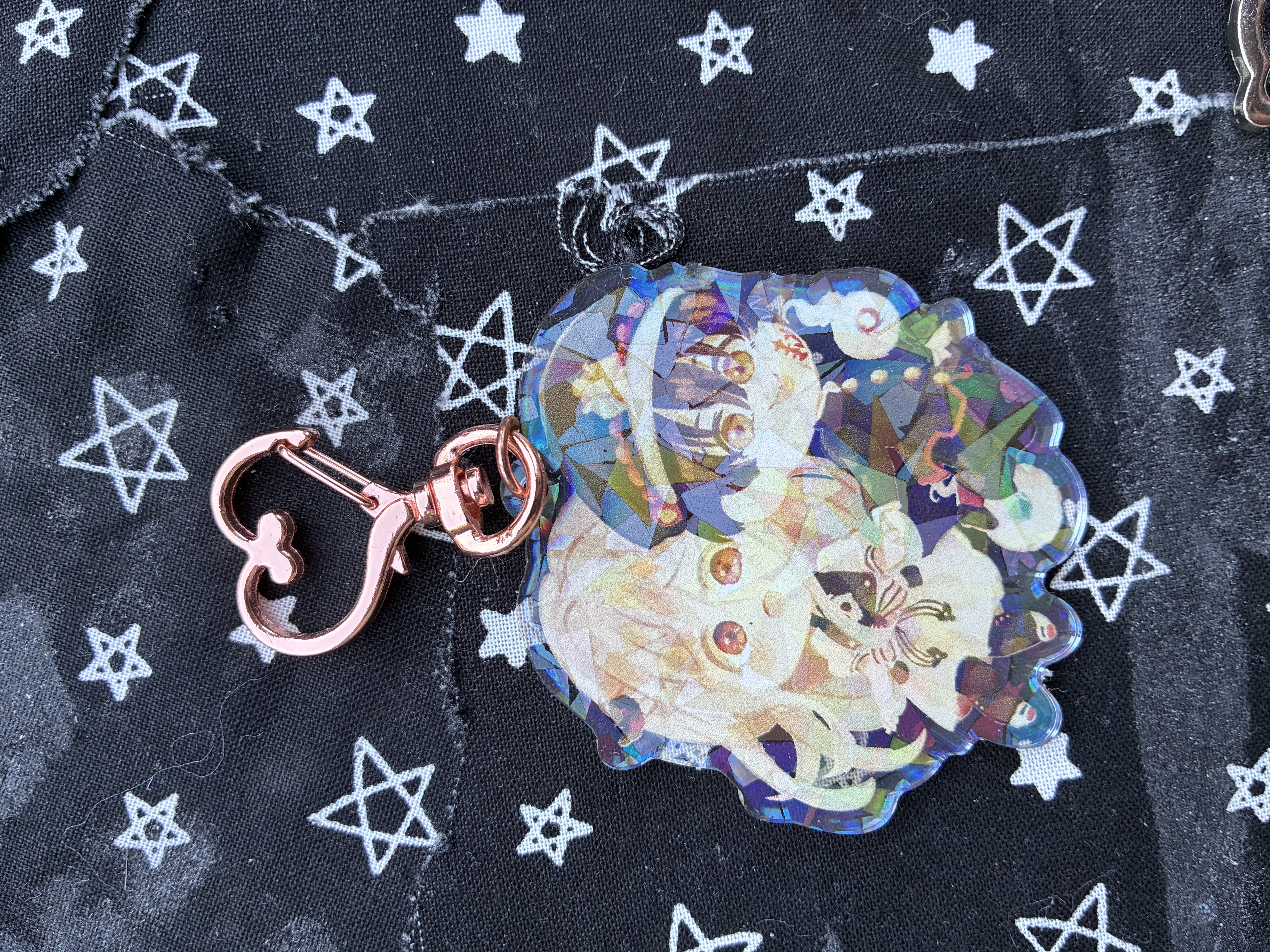 Acrylic charm of Jibaku shounen hanako chibi Nene and Hanko holding hands.